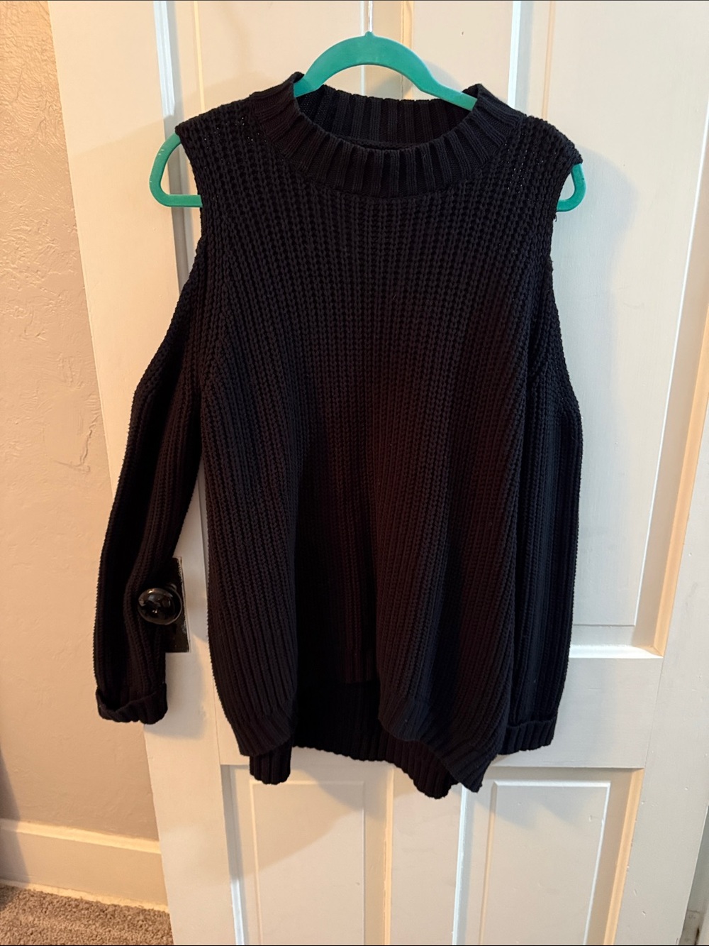 Jennifer Lopez Black Cold-Shoulder Ribbed Knit Sweater
